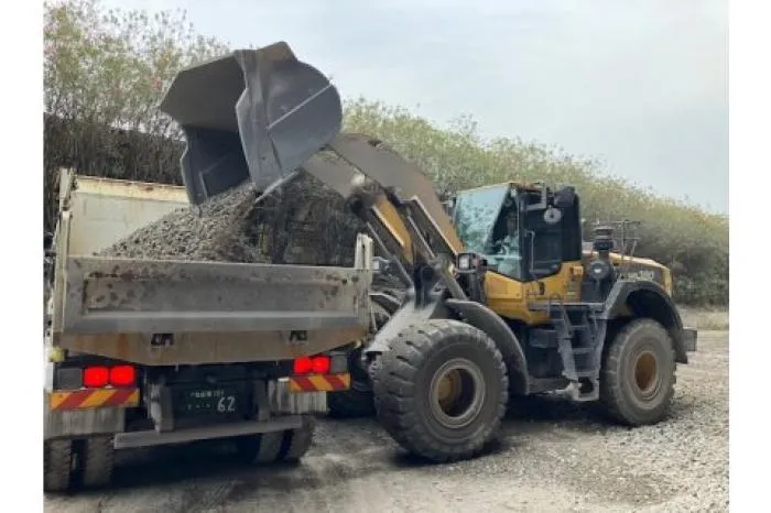 中途 土石製品製造作業員 (重機オペレーター等)