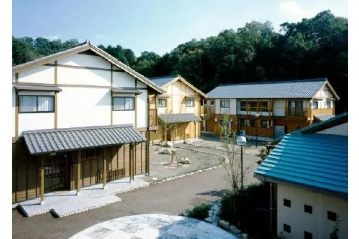 中途　児童養護施設の保育士または児童指導員