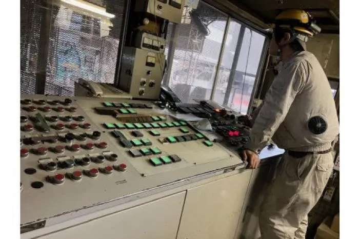 中途　土石製品製造作業員 (重機オペレーター等)
