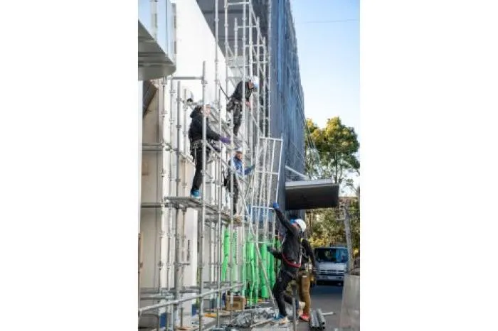 新卒　足場組立職