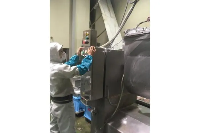 中途　愛知県名産「えびせんべい」の焼成・袋詰めをする製造職