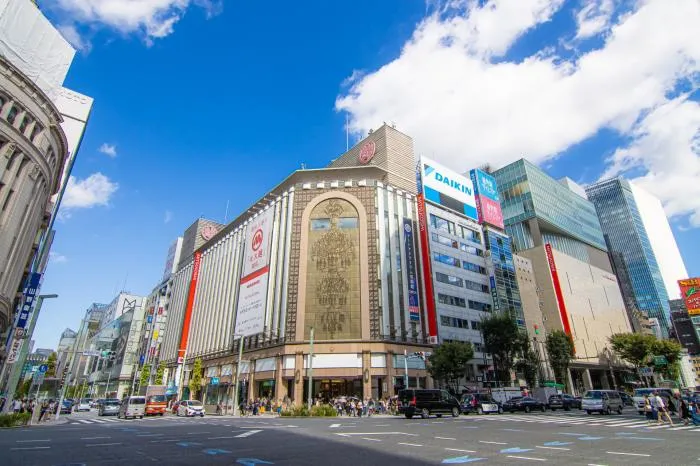 日本橋三越の開店前清掃　主婦の方活躍中